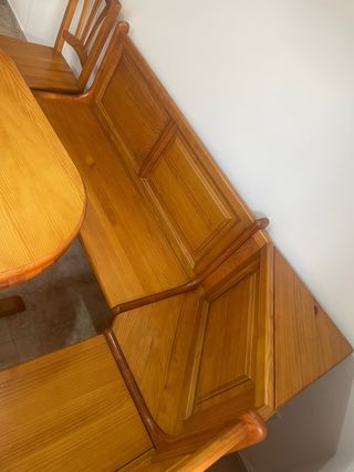 Mesa de pino con banco esquinero y 4 sillas