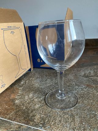 Juego de cubiertos y copas de cubata