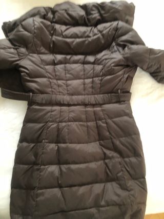 Plumífero largo marrón entallado