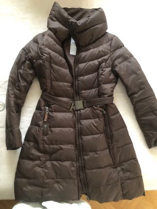 Plumífero largo marrón entallado