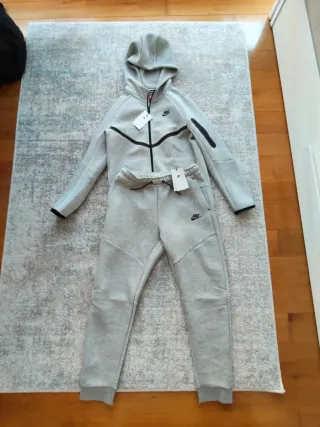 Chándal Nike Tech Gris con etiqueta 1,58cm/170cm