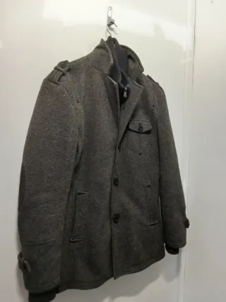 Abrigo  gris y negro