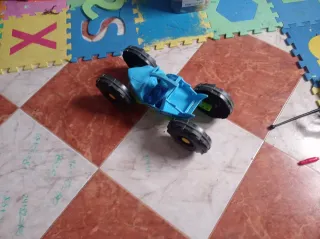 Coche de juguete azul para niños