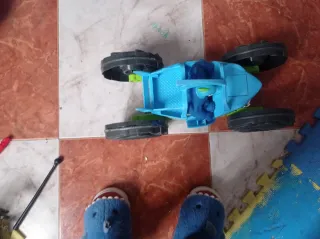 Coche de juguete azul para niños