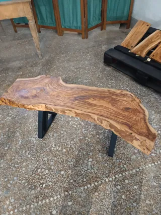 Panchina in legno di ulivo con gambe in metallo