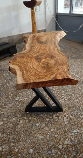 Panchina in legno di ulivo con gambe in metallo