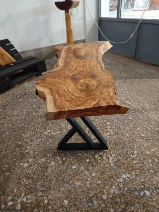 Panchina in legno di ulivo con gambe in metallo