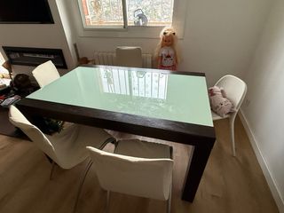 Mesa de comedor extensible con cristal + 4 sillas