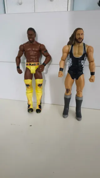 2 Figuras WWE Kofi Kingston y Peton Buch