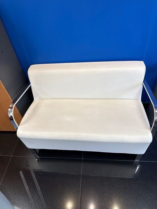 Sofá blanco 2 plazas brazos metálicos