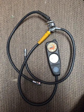 Equipo de buceo regulador y profundímetro