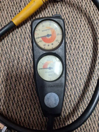 Equipo de buceo regulador y profundímetro