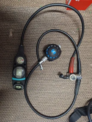Equipo de buceo regulador y profundímetro