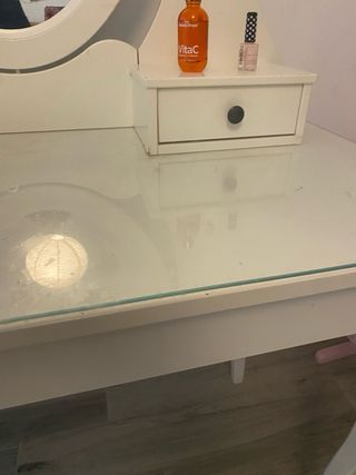 Tocador blanco con espejo y cajones