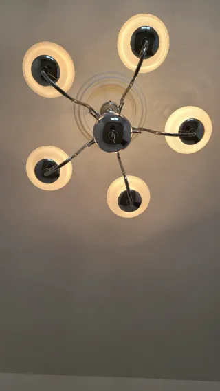 Lámpara de techo plateada con tulipas