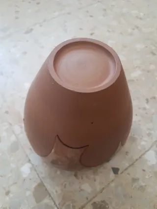 Jarrón de cerámica decorado cobrizo