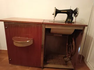 Máquina de coser Singer antigua en mueble