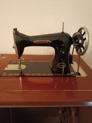 Máquina de coser Singer antigua en mueble