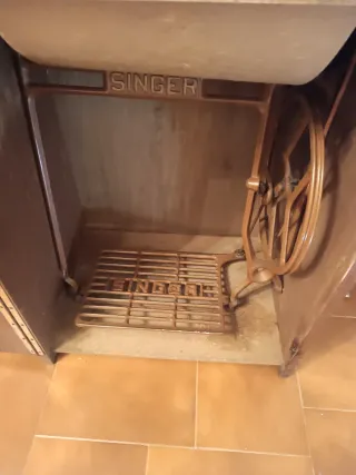 Máquina de coser Singer antigua en mueble
