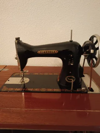Máquina de coser Singer antigua en mueble