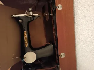 Máquina de coser Singer antigua en mueble