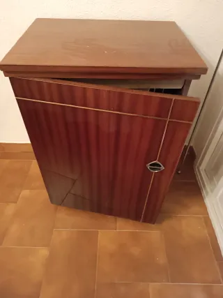 Máquina de coser Singer antigua en mueble