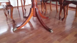 Mobili da pranzo in legno e tessuto