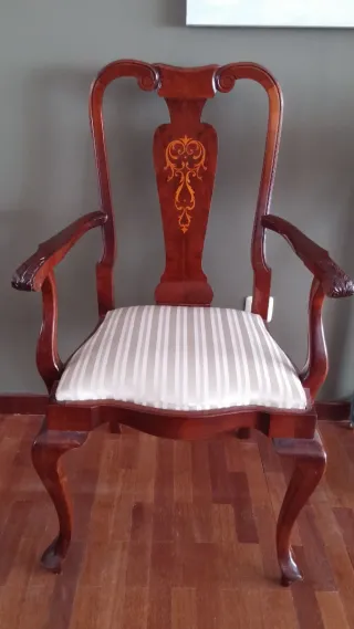 Mobili da pranzo in legno e tessuto