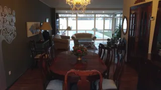 Mobili da pranzo in legno e tessuto