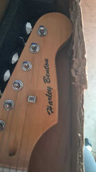 Guitarra Harley Benton Infantil Negra y blanca.