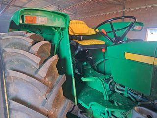 John Deere 2130 con pala y cazo.