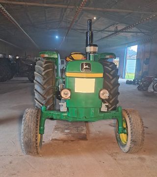 John Deere 2130 con pala y cazo.