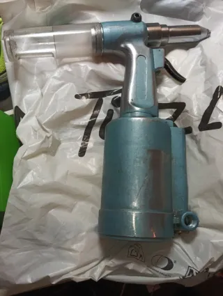 Picadora y remachadora neumática