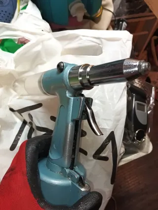 Picadora y remachadora neumática