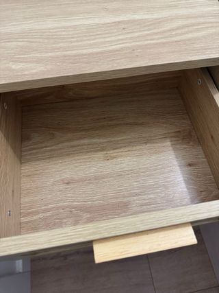 2 Mesitas de Noche con cajones de mimbre.