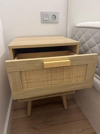 2 Mesitas de Noche con cajones de mimbre.