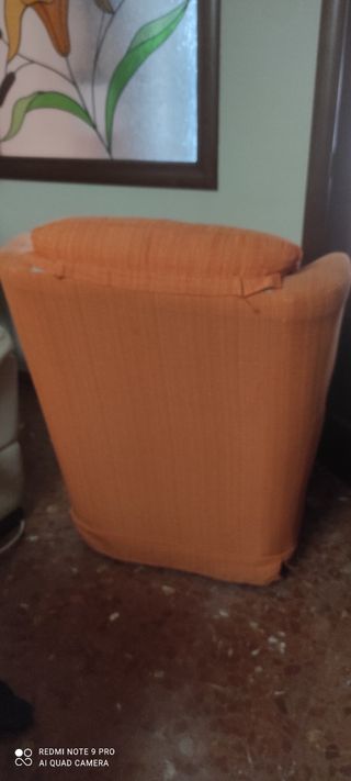 Sillón de tela naranja