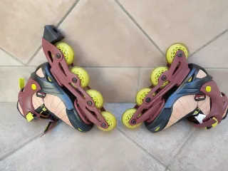 Patines en línea con ruedas amarillas