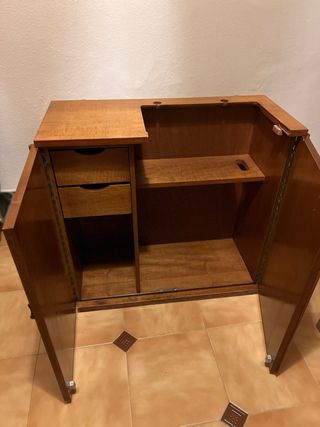 Mueble vintage de madera para máquina de coser