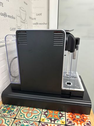 Cafetera Nespresso DeLonghi Lattissima pro