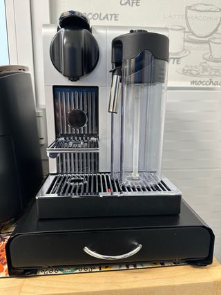 Cafetera Nespresso DeLonghi Lattissima pro