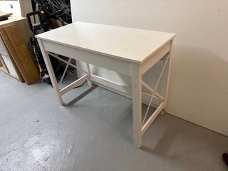 Escritorio blanco, pata con desperfecto.