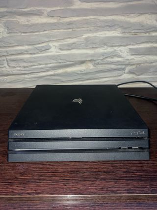 PlayStation 4 Pro 1TB + 2 joystick + base ricarica