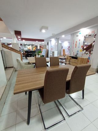 Mesa Comedor y 4 Sillas Marrón