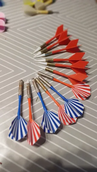 Dardos de plástico con plumas