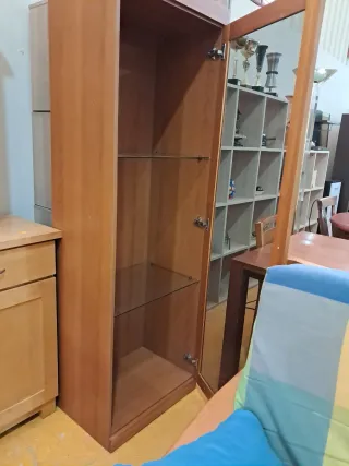Vitrina de madera con cristal