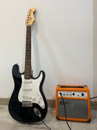 Guitarra Eléctrica Negra con amplificador.