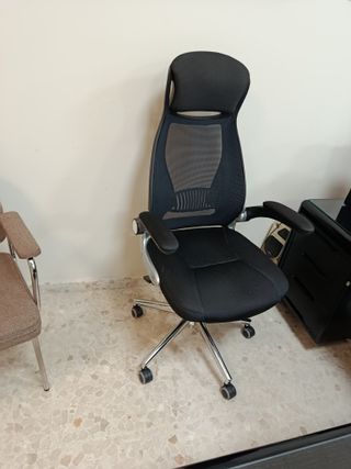 Sillón de oficina negro y plateado