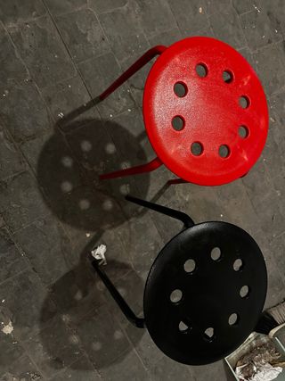 Banqueta roja y negra casi sin uso