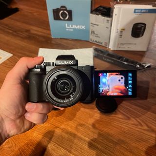 Panasonic Lumix G100 + Obiettivo 25mm F1.7